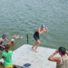 Veronika po plávaní vyskakuje na pontón a uteká do bicyklového depa.