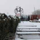 Zasnežené stoly a lavice U Starého Bicykla, ..