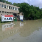 4.6. 14:00, 896 cm: Voda sa práve dostáva k petržalskej hrádzi (vpravo dole je ešte vidieť cesta). Odviazali sme kanojku (M. Fiedler).