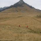11. Keléšiovci pred výstupom na Ploskú, v pozadí Čierny Kameň