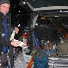 Naťahovanie pásov v snežení na parkovisku nad Trangoškou. Gitara je ešte v kufri auta..