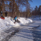 Zjazd z brehu na zamrznutú rieku Suomujoki (joki = rieka)